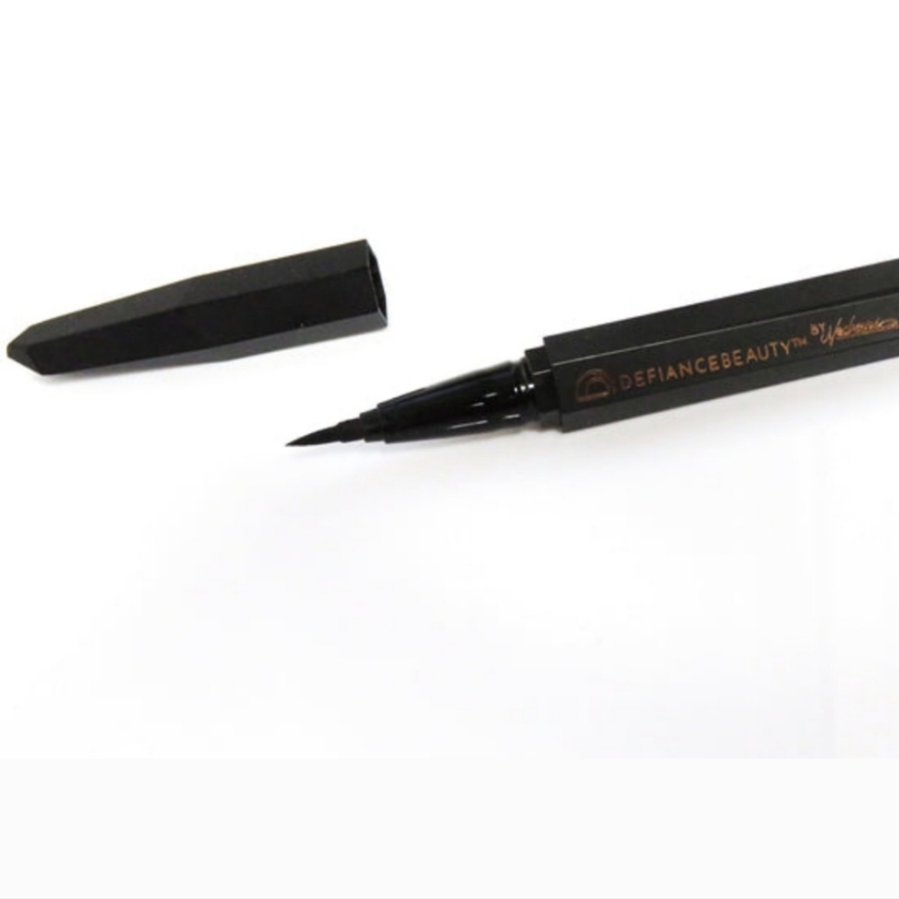 Defiance Beauty Infinity Liquid Eyeliner in shade Enigma (Carbon Black)